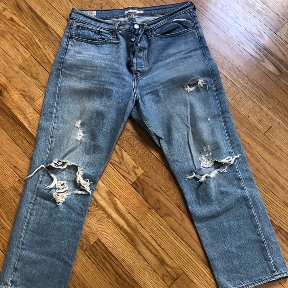LEVI’S Distressed Boyfriend Jeans